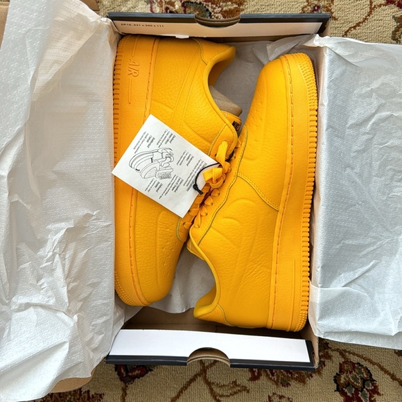 Men’s Nike Air Force 1 Low All Yellow Size 8.5 DEADSTOCK - Picture 2 of 7